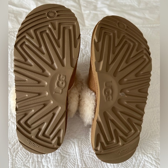 Ugg Slippers Size 4 Women/Girls - Picture 4 of 5